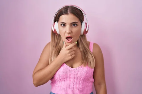 Young Blonde Woman Listening Music Using Headphones Looking Fascinated Disbelief — Foto de Stock