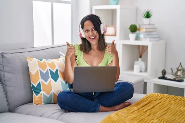 Mulher Jovem Hispânica Usando Laptop Casa Sinal Sucesso Fazendo Gesto — Fotografia de Stock