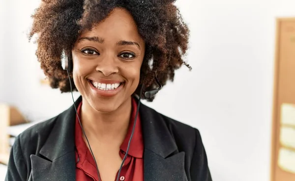 若いアフリカ系アメリカ人の女性がオフィスで働くコールセンターエージェント — ストック写真