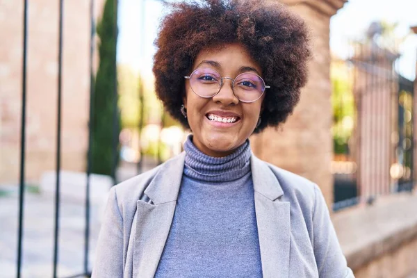 Африканська Американська Жінка Виконавча Директорка Посміхається Впевнено Стоячи Вулиці — стокове фото