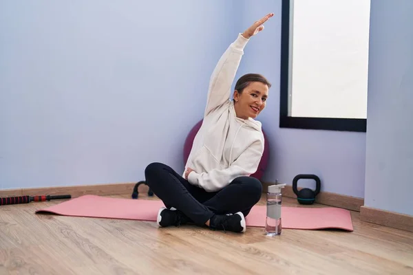 Middle Age Woman Smiling Confident Stretching Sport Center — Stockfoto