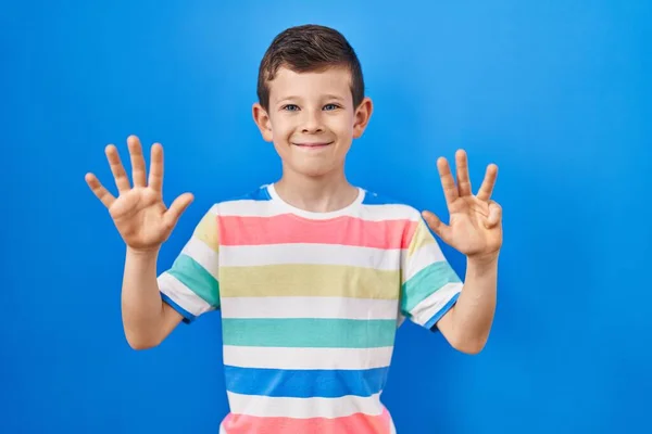 Mladý Běloch Kluk Stojící Nad Modrým Pozadím Ukazuje Ukazuje Prsty — Stock fotografie