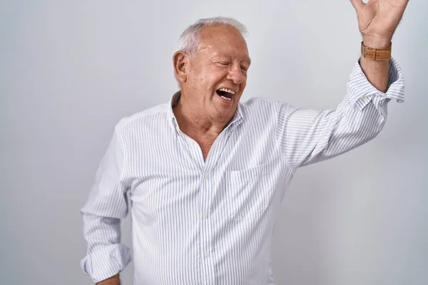 Starší Muž Šedými Vlasy Stojící Nad Izolovaným Pozadím Tančící Šťastný — Stock fotografie