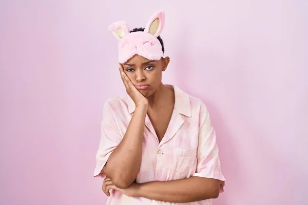 Afrikai Amerikai Visel Alvó Maszk Pizsama Gondolkodás Fáradt Unatkozik Depresszió — Stock Fotó