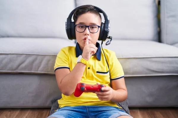 Joven Niño Hispano Jugando Videojuego Sosteniendo Controlador Usando Auriculares Pidiendo —  Fotos de Stock