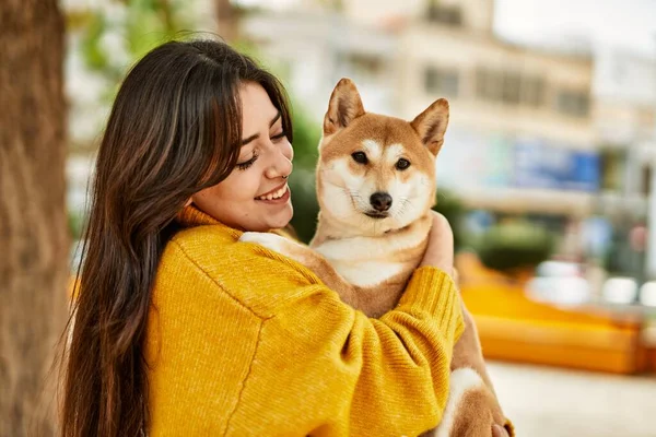Красивая Молодая Женщина Обнимает Счастливую Собаку Шиба Ину Парке — стоковое фото