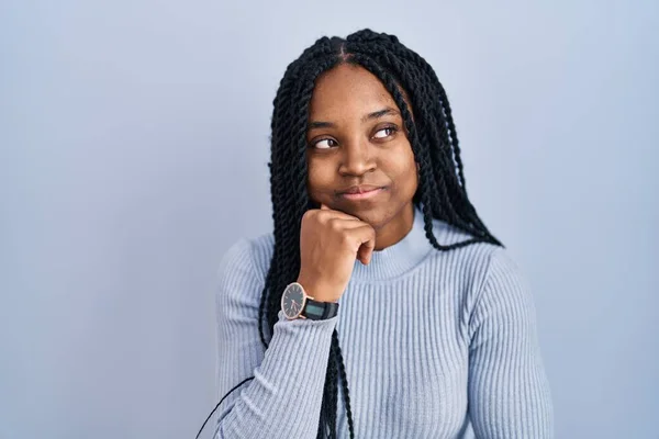 Afrikansk Amerikansk Kvinna Står Över Blå Bakgrund Med Handen Hakan — Stockfoto