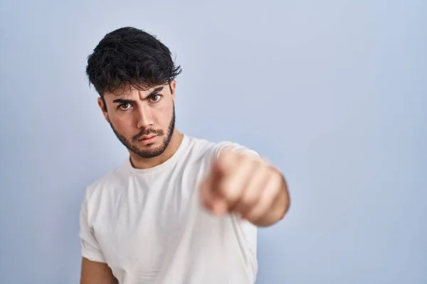 Hispanic Man Med Skägg Står Över Vit Bakgrund Pekar Missnöjd — Stockfoto