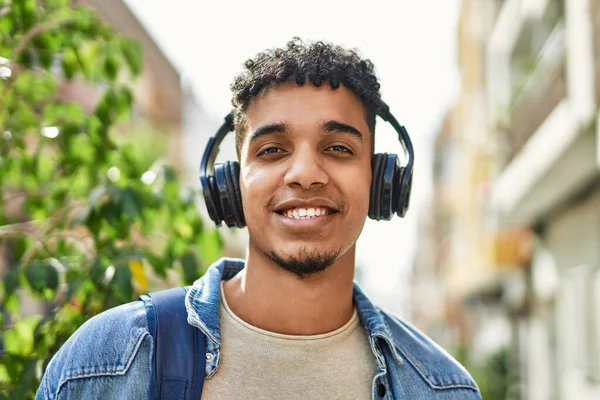 Hispanischer Junger Mann Hört Musik Mit Kopfhörern Auf Der Straße — Stockfoto