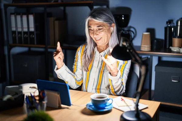 Gri Saçlı Orta Yaşlı Bir Kadın Gece Ofiste Çalışıyor Deli — Stok fotoğraf