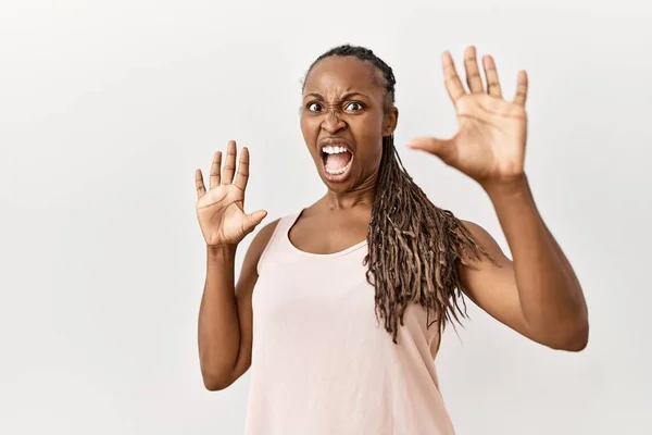 Mulher Negra Com Tranças Sobre Fundo Isolado Com Medo Aterrorizado — Fotografia de Stock