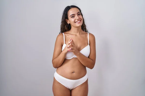 Ung Latinamerikansk Kvinna Klädd Vita Underkläder Händer Tillsammans Och Fingrarna — Stockfoto