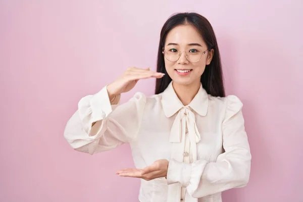Young Chinese Woman Standing Pink Background Gesturing Hands Showing Big — Foto de Stock