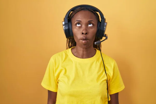 Femme Afro Américaine Écoute Musique Aide Écouteurs Faire Visage Poisson — Photo