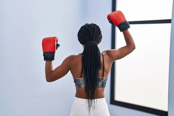 在体育中心戴拳击手套的非裔美国妇女 — 图库照片