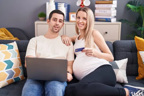 Man Vrouw Paar Met Behulp Van Laptop Creditcard Verwacht Baby — Stockfoto