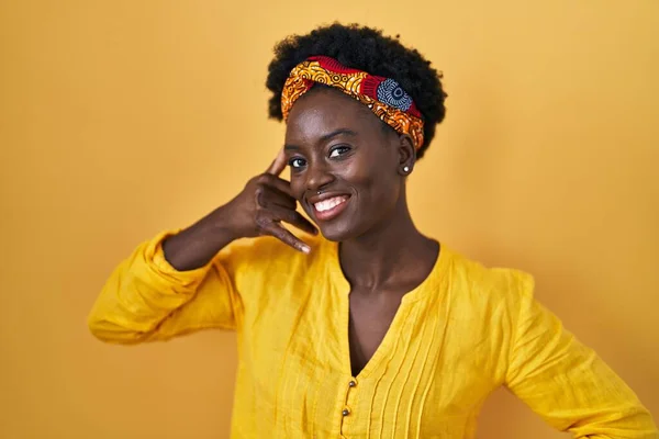 African Young Woman Wearing African Turban Smiling Doing Phone Gesture — Stock Photo, Image