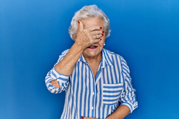 Idősebb Szürke Hajjal Áll Kék Háttér Felett Mosolyogva Nevetve Kezével — Stock Fotó