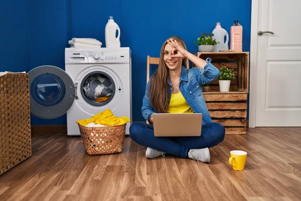 Ung Blond Kvinna Gör Tvätt Med Bärbar Dator Ler Glad — Stockfoto