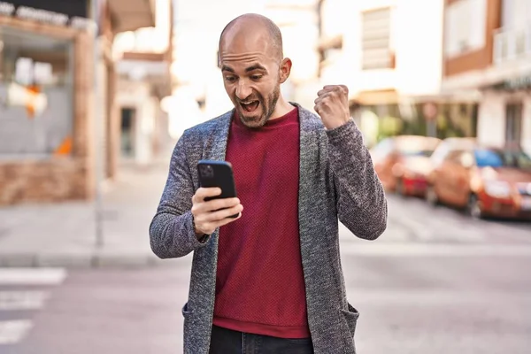 Jongeman Met Smartphone Met Winnaarsuitdrukking Straat — Stockfoto