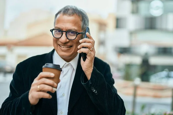 Middelbare Leeftijd Zuidoost Aziatische Man Aan Telefoon Het Drinken Van — Stockfoto