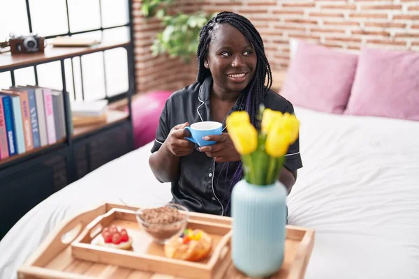 Mujer Afroamericana Tomando Desayuno Regalo Sentado Cama Dormitorio —  Fotos de Stock