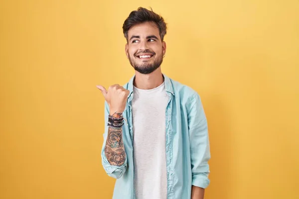 Junger Hispanischer Mann Mit Tätowierungen Auf Gelbem Hintergrund Lächelnd Mit — Stockfoto