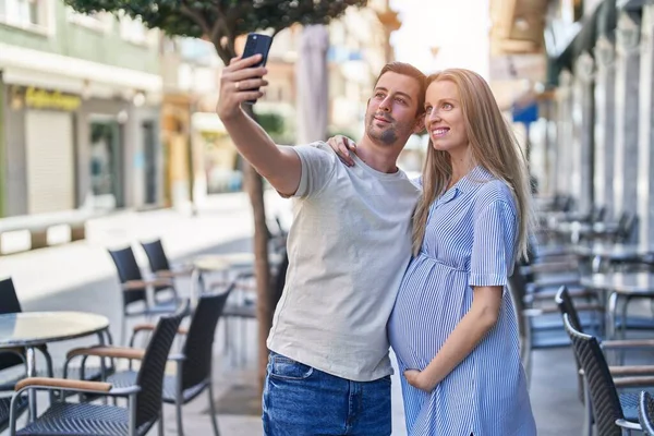 Homem Mulher Casal Esperando Bebê Fazer Selfie Por Smartphone Terraço — Fotografia de Stock