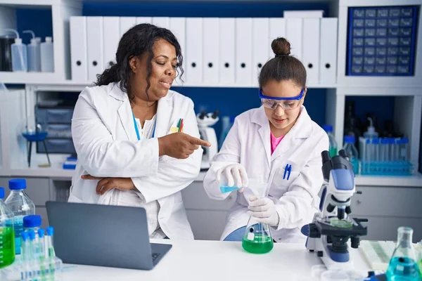 어머니와 과학자들 실험실에서 액체를 측정하는 — 스톡 사진