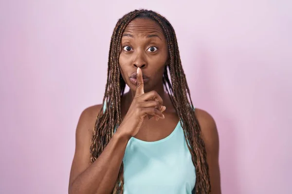 Африканская Американка Стоящая Розовом Фоне Просит Тишины Пальцем Губах Молчание — стоковое фото