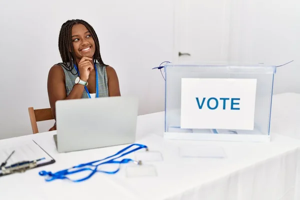 Молодая Африканская Американка Работающая Политических Выборах Сидя Избирательном Бюллетене Поднятым — стоковое фото