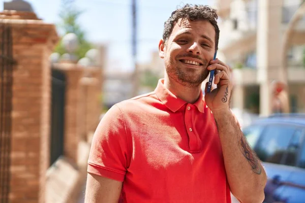 Ung Latinamerikansk Man Ler Säker Talar Smartphone Gatan — Stockfoto