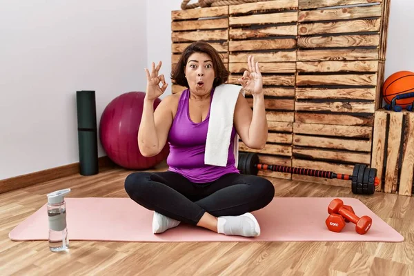 Middle Age Hispanic Woman Sitting Training Mat Gym Looking Surprised — Stockfoto