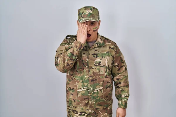 Joven Hispano Usando Uniforme Camuflaje Del Ejército Cubriendo Ojo Con — Foto de Stock