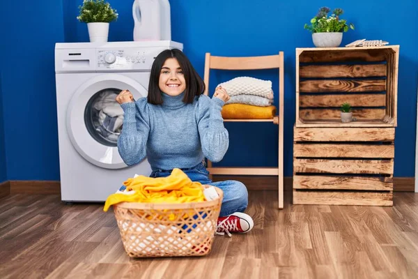 Çamaşırhanedeki Genç Spanyol Kadın Gururla Bağırıyor Zaferi Kutluyor Başarıyı Kollarını — Stok fotoğraf