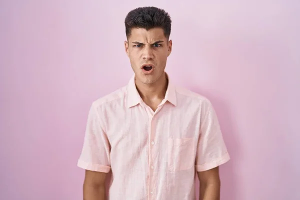 Fiatal Spanyol Férfi Áll Felett Rózsaszín Háttér Sokk Arc Látszó — Stock Fotó