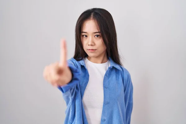 Young Chinese Woman Standing White Background Pointing Finger Angry Expression — Stockfoto