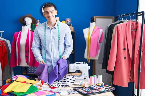 Jeune Homme Hispanique Tailleur Souriant Tissu Tenue Confiant Studio Couture — Photo
