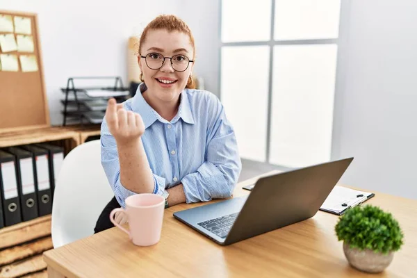 Mujer Pelirroja Joven Que Trabaja Oficina Usando Computadora Portátil Señas —  Fotos de Stock