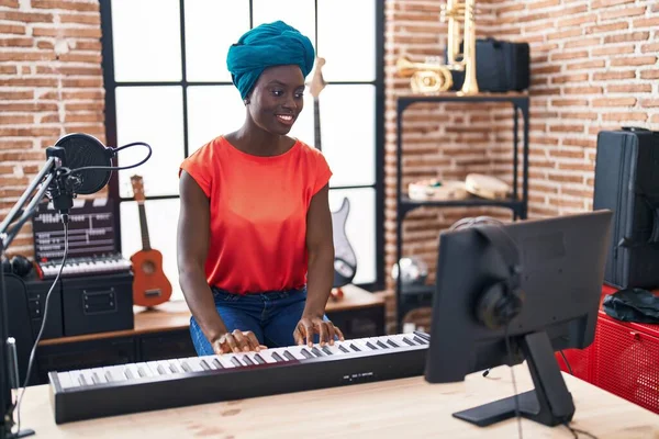 Jovem Africana Americana Músico Tocando Piano Teclado Música — Fotografia de Stock