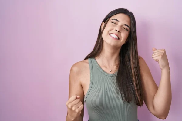 Hispanische Frau Die Vor Rosa Hintergrund Sehr Glücklich Und Aufgeregt — Stockfoto