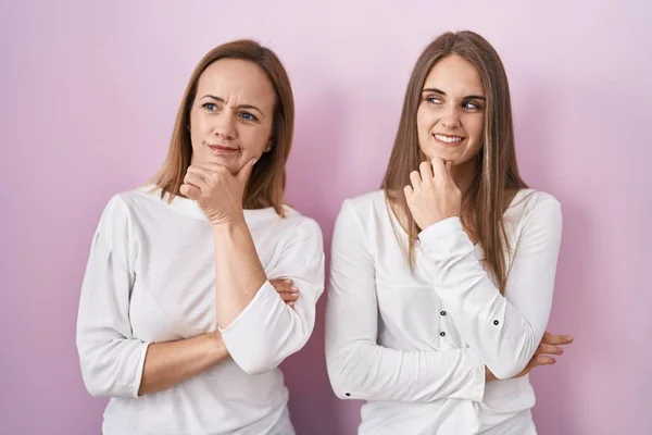 Middle Age Mother Young Daughter Standing Pink Background Thinking Worried — Stock Photo, Image