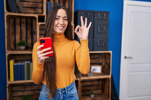 Giovane Donna Bruna Utilizzando Smartphone Facendo Segno Con Dita Sorridente — Foto Stock