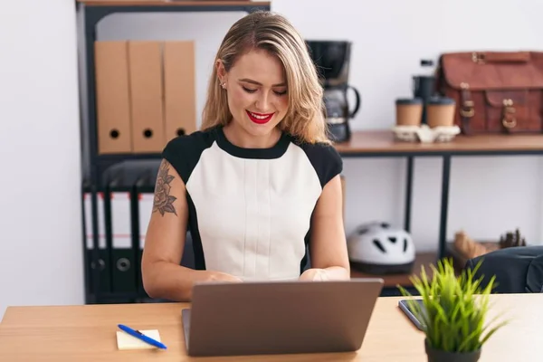 Young Beautiful Hispanic Woman Business Worker Using Laptop Working Office — Stockfoto