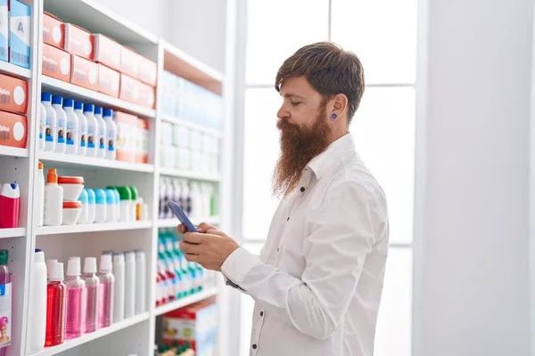 Joven Pelirroja Cliente Hombre Usando Smartphone Farmacia — Foto de Stock