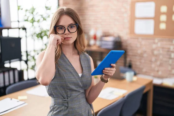 Caucasian Woman Working Office Wearing Glasses Mouth Lips Shut Zip — Stok fotoğraf