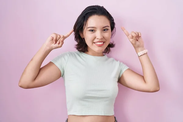 Hispanic Young Woman Standing Pink Background Smiling Pointing Head Both — Stockfoto