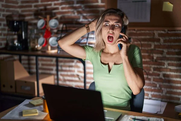 Geceleri Ofiste Çalışan Genç Güzel Bir Kadın Telefonda Deli Gibi — Stok fotoğraf