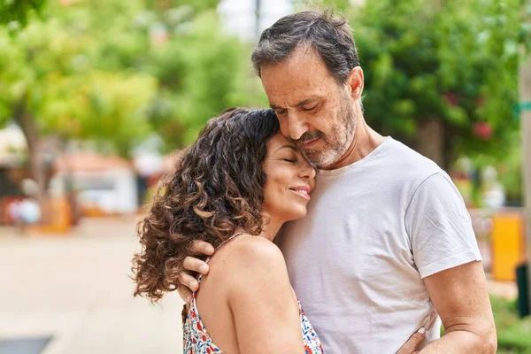 Man Woman Couple Hugging Each Other Park — Stock Photo, Image