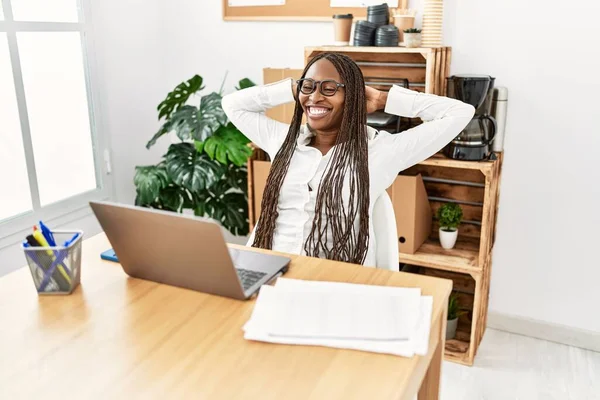Νεαρή Αφροαμερικανίδα Επιχειρηματίας Χαλαρή Χέρια Στο Κεφάλι Στο Γραφείο — Φωτογραφία Αρχείου